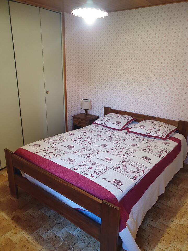 Chumba cha kulala #3 "upande wa jiji", chenye kitanda 140, kando ya kitanda na chumba cha kuvaa.