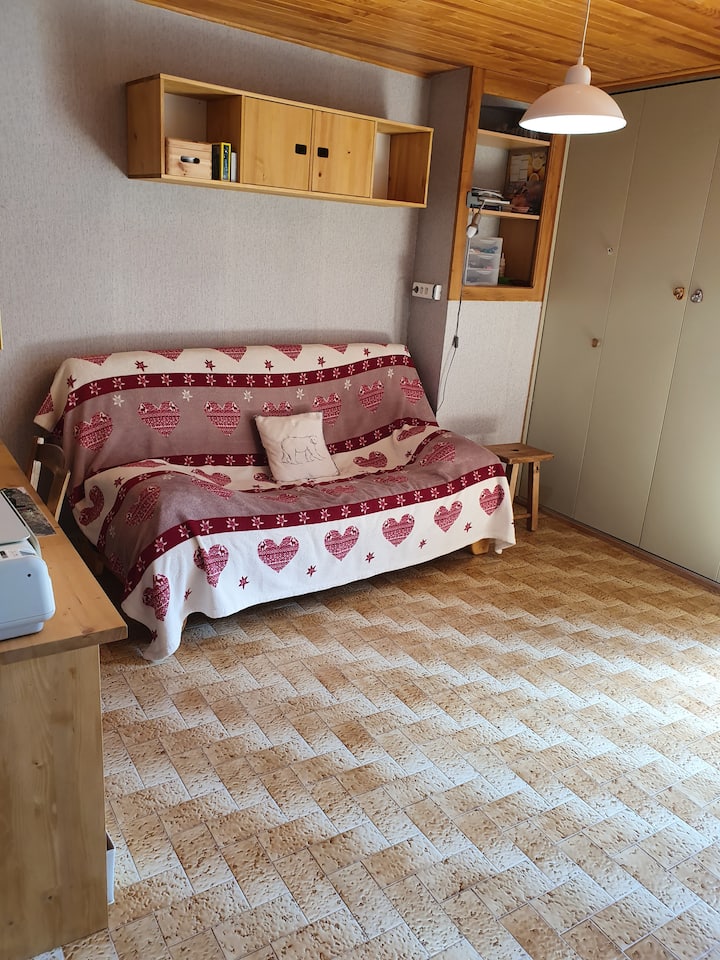 Chumba cha kulala cha 1 "upande wa bustani" ulio na roshani, ikiwemo kitanda 160, chumba cha kupumzikia, pamoja na sehemu ya ofisi.
*(inayoweza kubadilishwa imebadilishwa kitanda mwaka 160)