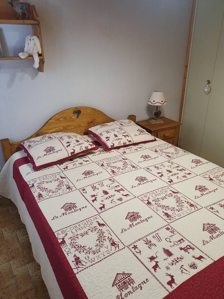 Chumba cha kulala #2 "upande wa mtaa", chenye kitanda 140, meza za kulala na chumba cha kuvaa.