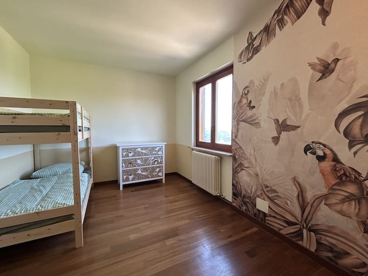 Ორსართულიანი საწოლები და ტროპიკული სტილი – იდეალურია ახალგაზრდა მაძიებლებისთვის
(ზედა სართული)