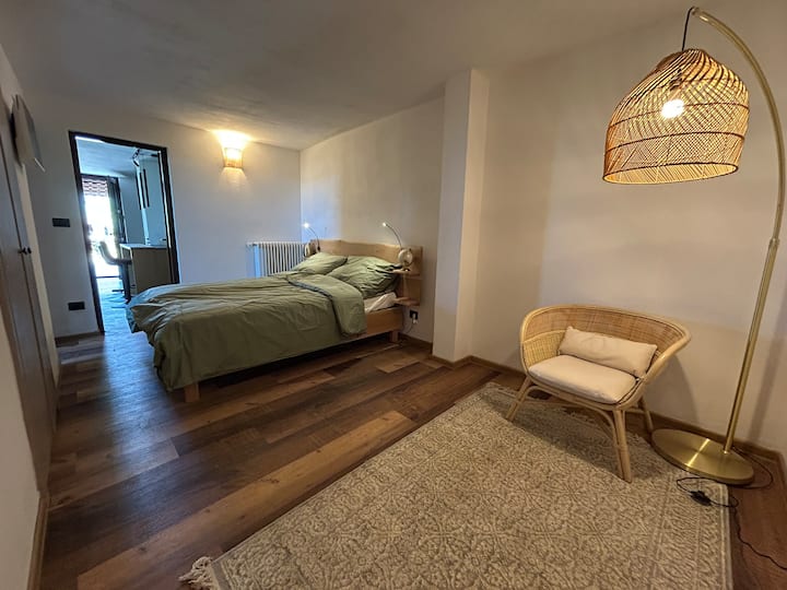 Ფართო მთავარი საძინებელი თბილი სინათლითა და ბუნებრივი ტექსტურებით
(ქვედა სართული)