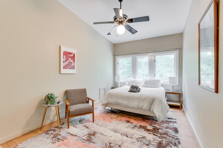 Საძინებელი 2: ნათელი, ჰაეროვანი სივრცე თანამედროვე დეკორით და დიდი ფანჯრები მშვიდი ხედებით!