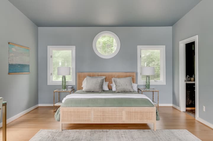 Საძინებელი 1: დახვეწილი დასვენება მშვიდი ხედებით და შთამბეჭდავი დეკორი სრული დასვენებისთვის!