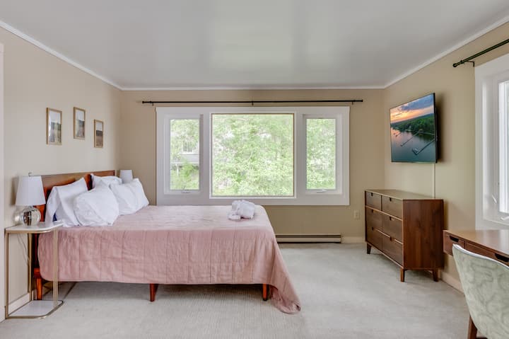 Საძინებელი 3: გაიღვიძეთ აყვავებული ხედებით და განიტვირთეთ ლამაზი სტილის საძინებელში თანამედროვე ხიბლით!