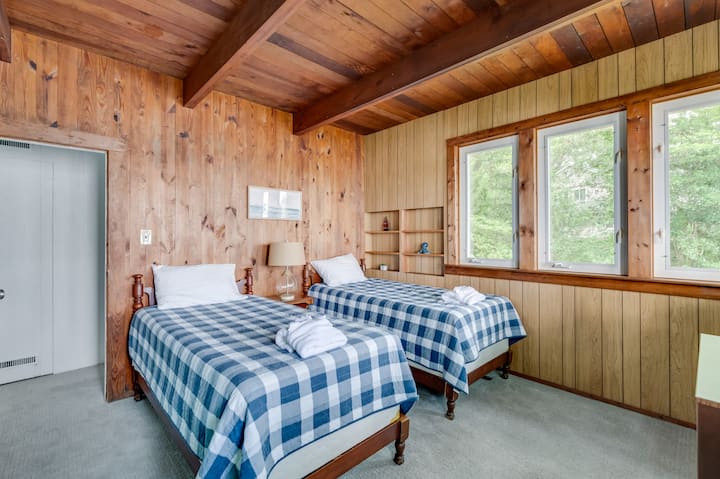 Საძინებელი 4 ერთადგილიანი საწოლი: მზით განათებული სივრცე ხის კედლებით, კომფორტული კოქტეილებითა და ბუნების მშვიდი ხედებით!