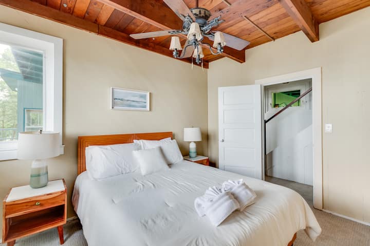 Საძინებელი 3: დაისვენეთ სტილში ორადგილიანი საწოლით, განსაცვიფრებელი ხედებითა და სოფლის ხიბლით.