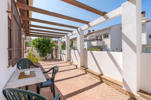 Detached house and fireplace. Skiing in Granada