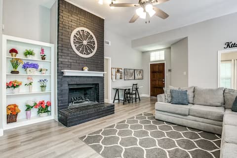Top Airbnb: Private Pool + Game Room • Near DFW & Grapevine in Lewisville