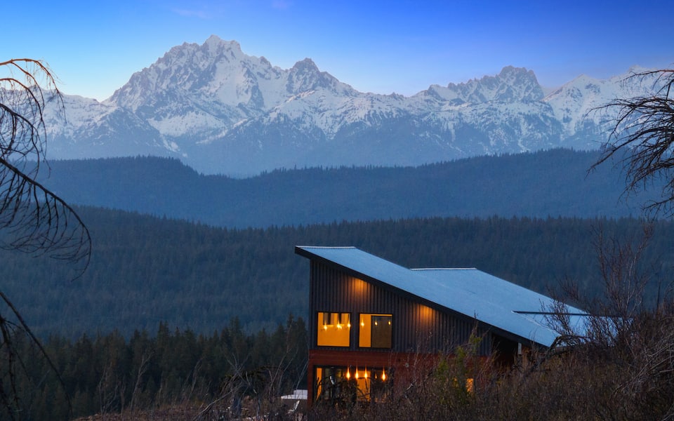 A ridge-top house above the Cle Elum Valley, Cle Elum, Washington, United States, photo 1 of 10