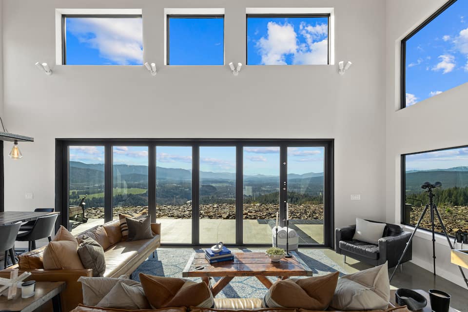 A ridge-top house above the Cle Elum Valley, Cle Elum, Washington, United States, photo 3 of 10