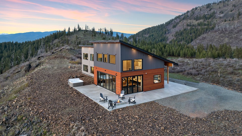 A ridge-top house above the Cle Elum Valley, Cle Elum, Washington, United States, photo 8 of 10