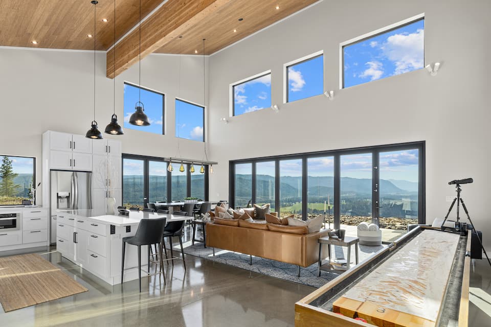 A ridge-top house above the Cle Elum Valley, Cle Elum, Washington, United States, photo 2 of 10