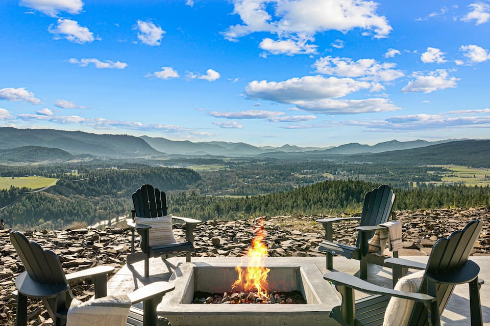 A ridge-top house above the Cle Elum Valley, Cle Elum, Washington, United States, photo 5 of 10