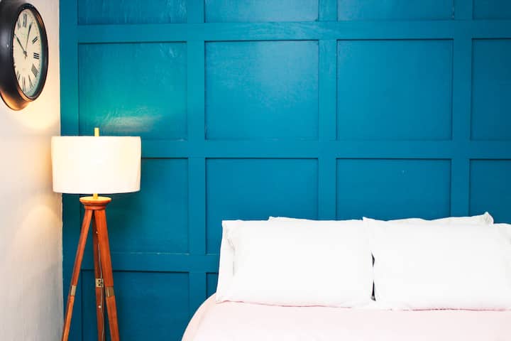 Vyumba vyote vya kulala vina mashuka safi, taulo, nguo za vipodozi, mito ya plush na safisha ya mwili ya Asili. 

Nafasi ya kutosha ya kuweka pakiti mpya na kucheza kwenye nyumba kwa ajili ya mtoto wako mchanga au mtoto mchanga. Kifuniko kipya cha godoro na mashuka hutolewa. 