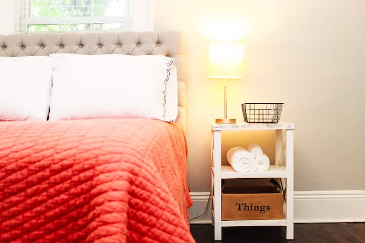 Vyumba vyote vya kulala vina mashuka safi, taulo, nguo za vipodozi, mito ya plush na safisha ya mwili ya Asili. 

Nafasi ya kutosha ya kuweka pakiti mpya na kucheza kwenye nyumba kwa ajili ya mtoto wako mchanga au mtoto mchanga. Kifuniko kipya cha godoro na mashuka hutolewa. 