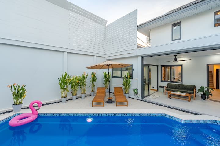 *Spacious Family Villa w/ Pool & Bathtub V215