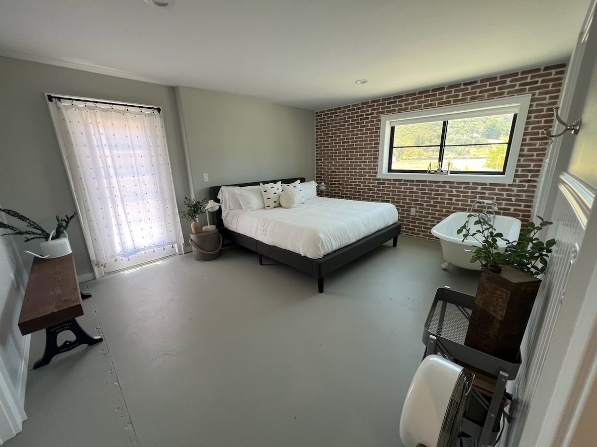 Jeden matrac veľkosti King (a vaňa na nožičkách!)