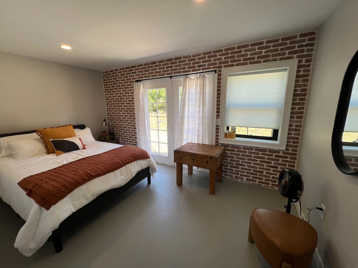 Jeden matrac veľkosti queen.