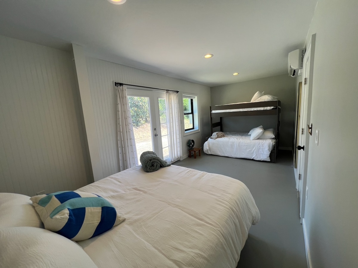 Táto izba má jednu matracu veľkosti Queen, poschodovú posteľ (s matracmi) a pod ňou vysúvací lôžko, takže celkom 4 matrace.