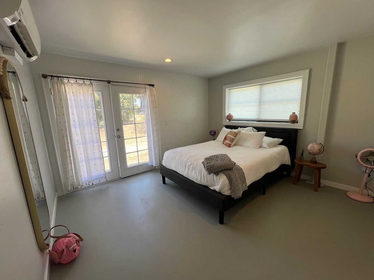 Jeden matrac veľkosti queen.