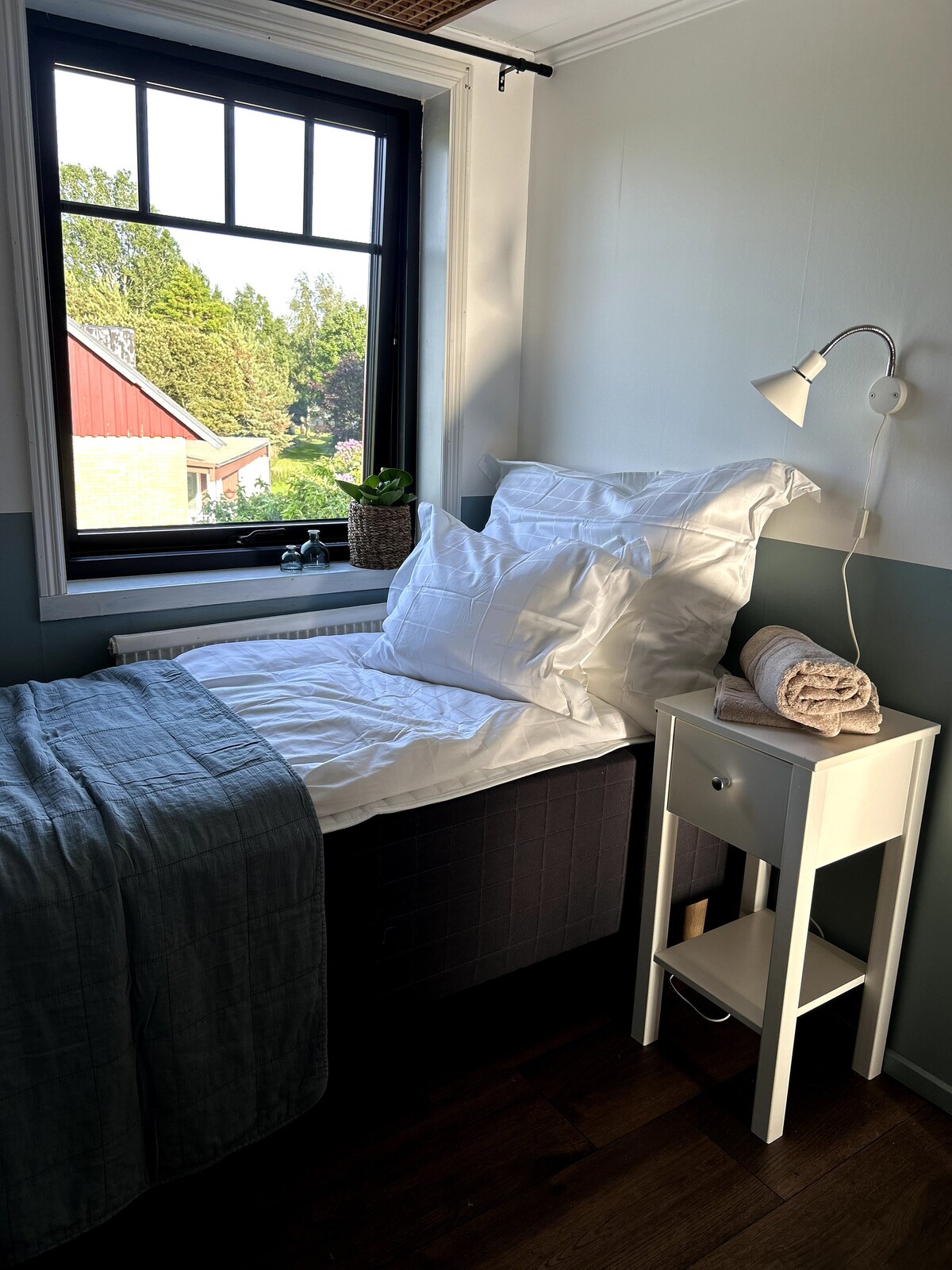 Ორი ერთადგილიანი საწოლი.