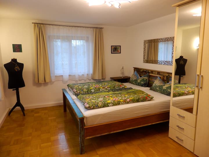 Schlafzimmer mit 1,80 x 2,00 m Doppelbett