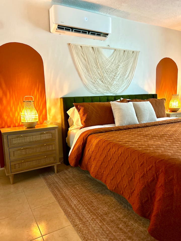 חדר השינה הראשי שלנו גדול מאוד, יש בו שני ארונות, אחד עם מדפים מובנים, ועוד אחד עם דלתות זכוכית מהרצפה עד התקרה. מיטת הקינג סייז נוחה מאוד, וסיפקנו גם וילונות האפלה למי שמעדיף חדר חשוך יותר.