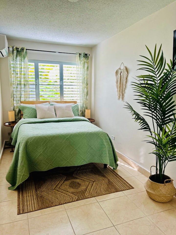 בחדר השינה החמישי יש גם נופים מדהימים של החצר האחורית, עצי המנגו והצמחייה הפורחים והבריכה. ניתן לגלגל בקלות את תריסי הסערה עם הכפתורים שלהם לכל מי שרוצה לישון ומעדיף חדר חשוך יותר.