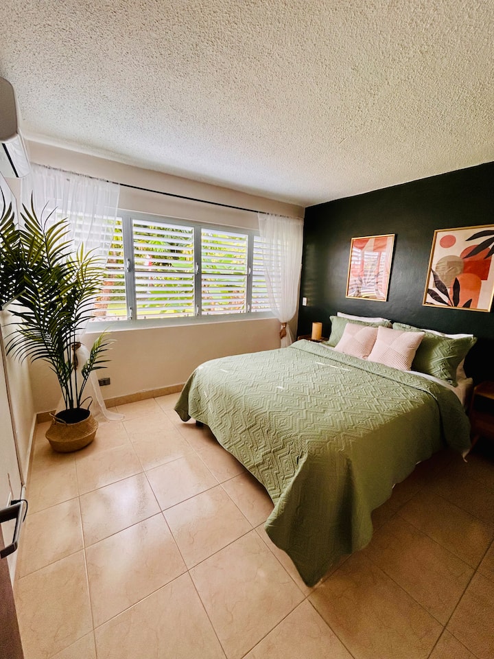 החדר הזה מרווח, מואר להפליא, מצויד בטלוויזיה חכמה ומזגן, וגם בארון גדול!