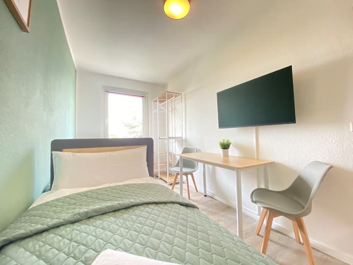 Dhoma teke ofron një krevat tek me cilësi të lartë, një televizor inteligjent modern dhe rrotullues dhe një gardërobë të hapur për shumë hapësirë magazinimi. Ambienti i ngrënies është i përkryer për të ngrënë ose si një vend pune fleksibël.