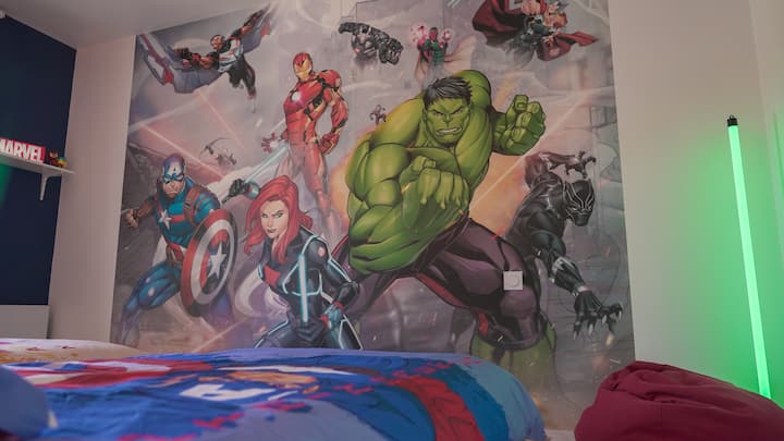Ponorte sa do vesmíru Marvel s touto miestnosťou vo farbách Avengers. Dve pohodlné samostatné postele, praktický šatník a starostlivo vybrané dekoratívne prvky dopĺňajú túto hrdinskú panorámu, ktorá poteší fanúšikov všetkých vekových kategórií