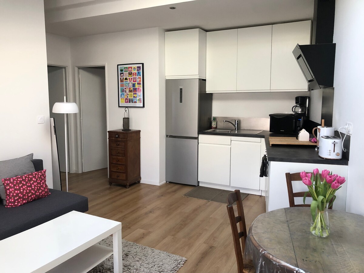 舒适的起居室和设备齐全的厨房