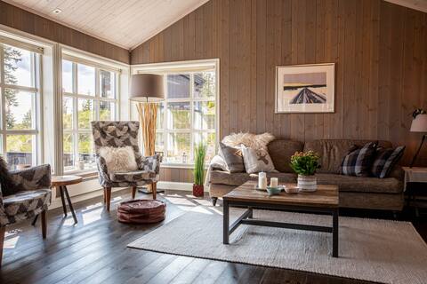 Valdreshytte with fireplace | Classic and cozy style