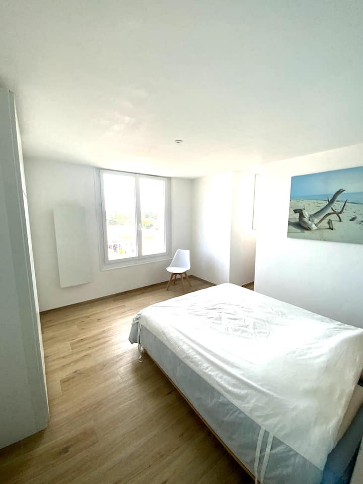 Habitación principal, cuarto de baño contiguo.