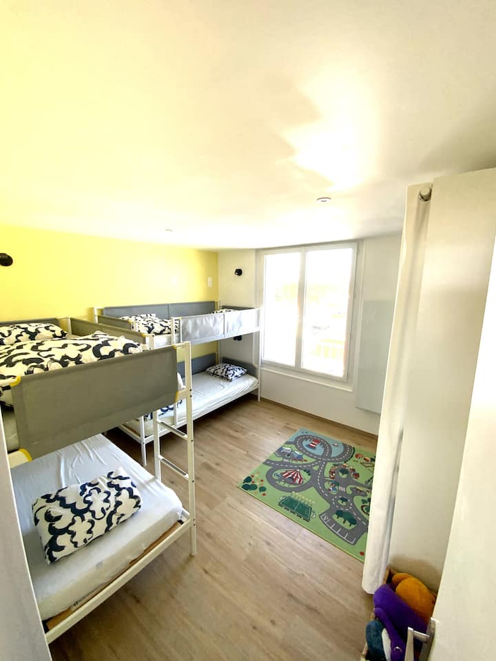Habitación infantil, 4 camas individuales 90x200 cm. Ideal para niños, posible para adultos, ya que la ropa de cama nueva es muy cómoda.