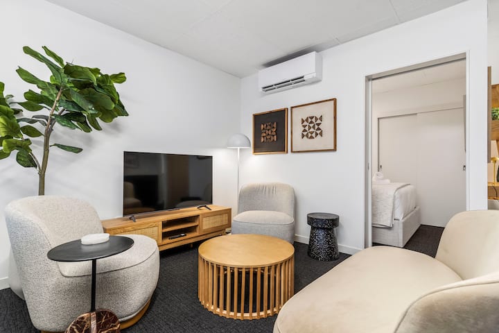 Relax, Work, Park – Your Ideal Airport Base - Auckland