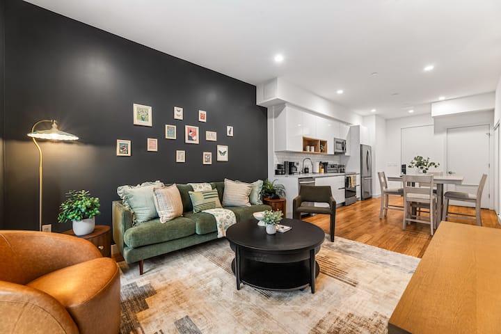 Chic 2 Bd Home In K-town | Balcony & Free Parking - Los Angeles, CA