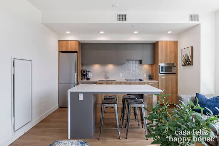 Casa Feliz · Lakeside 2br W/ Rooftop Pool+hot Tub - Kelowna