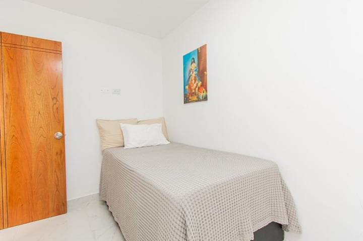 房间配备单人床，毗邻后院，配备空调，因此您可以在与家人或朋友一起时享有私人和凉爽的空间