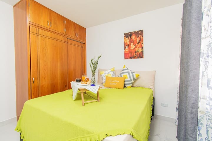 房间配有大衣柜、非常舒适的双人床、窗户、空调和电视。 让您感受到宾至如归的