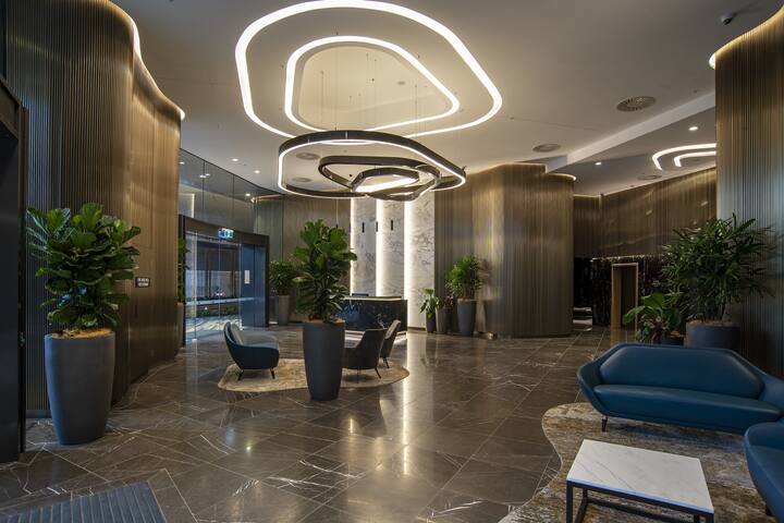 HUGE 3Bed Sky-high Views Pool Gym Steam Room gallery image 4