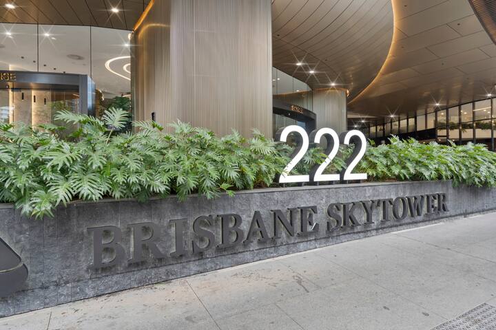 HUGE 3Bed Sky-high Views Pool Gym Steam Room gallery image 5