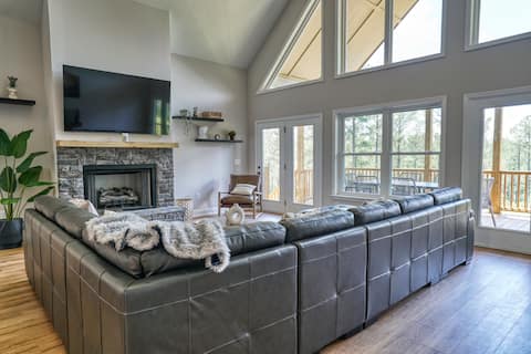 Top Airbnb: Luxury Mountain Lodge/ Pickleball court/ Sleep 16+ in Gilmer
