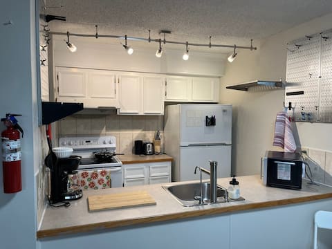 Top Airbnb: Downtown bachelor unit in Chinatown