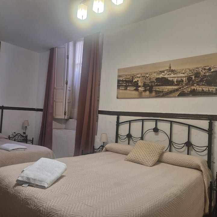 Habitación Triple Con Baño Privado - Séville