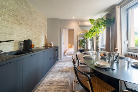 Air-conditioned apartment with terrace and king size beds