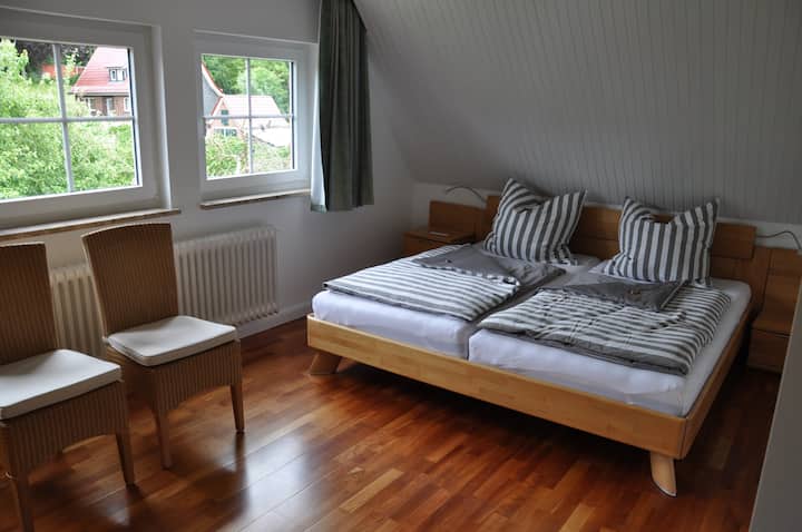 ห้องนอน (14 ตร.ม.) พร้อมเตียงคู่ (2 ม. x 2 ม.)