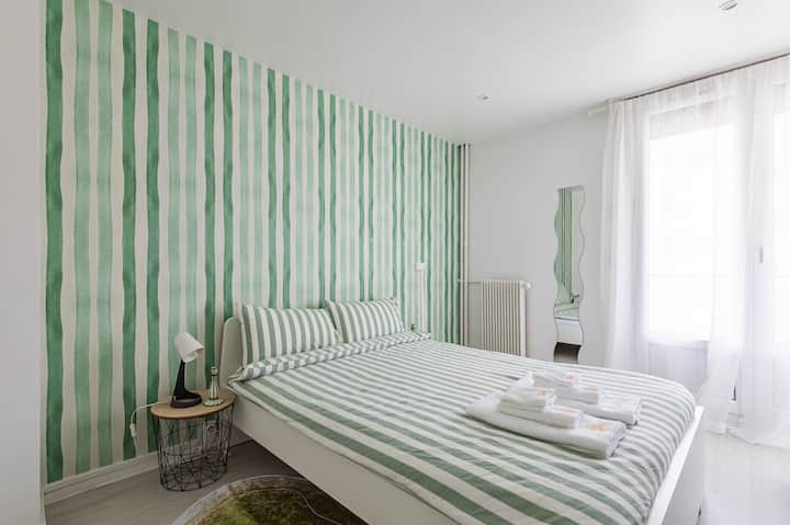 ห้องนอนพร้อมเตียงคู่ 1 หลัง มีผ้าปูที่นอนและผ้าเช็ดตัวให้