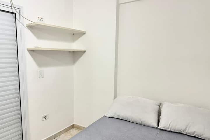 חדר עם מיטה זוגית, מאוורר, ארון מראה רחב ומדפי תמיכה. סביבה אוורירית, מוארת ואידיאלית לשינה טובה.

*אנחנו לא מספקים מצעים