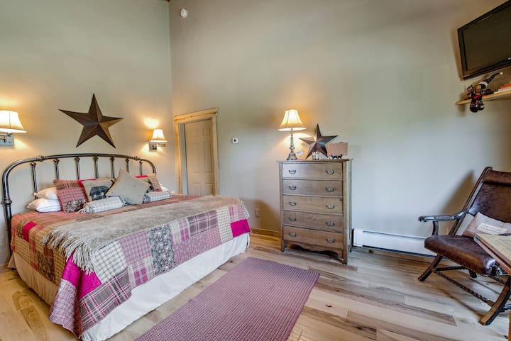 Cama tamaño king en la acogedora cabaña